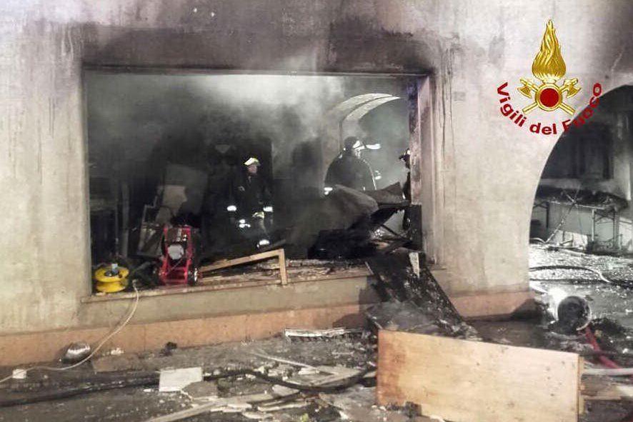 L'esplosione poi le fiamme all'interno di una pizzeria: ferito un uomo