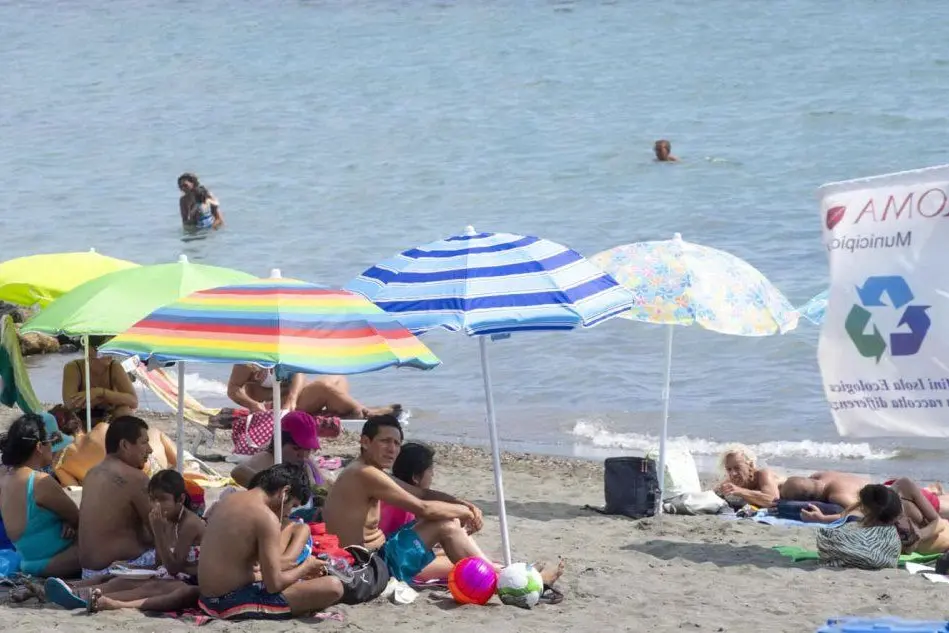 Bagnanti in spiaggia a Ostia (Ansa)