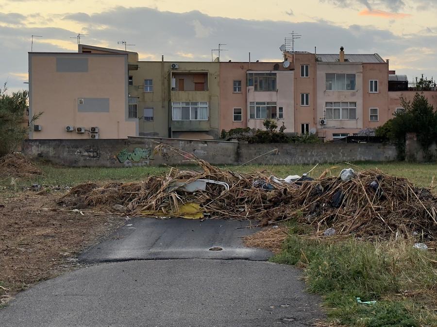 In via delle Serre rimangono i rifiuti