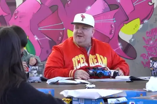 Jake La Furia costruisce veicoli Lego con i bambini a Milano