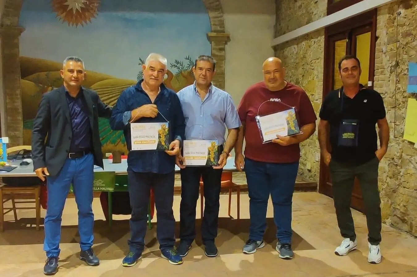 I tre premiati con a fianco il sindaco Gigi Puddu e l'assessore all'agricoltura Stefano Atzori (foto Serreli)
