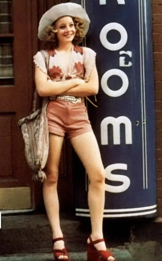 Nel cast anche una giovanissima Jodie Foster, nei panni di una baby prostituta