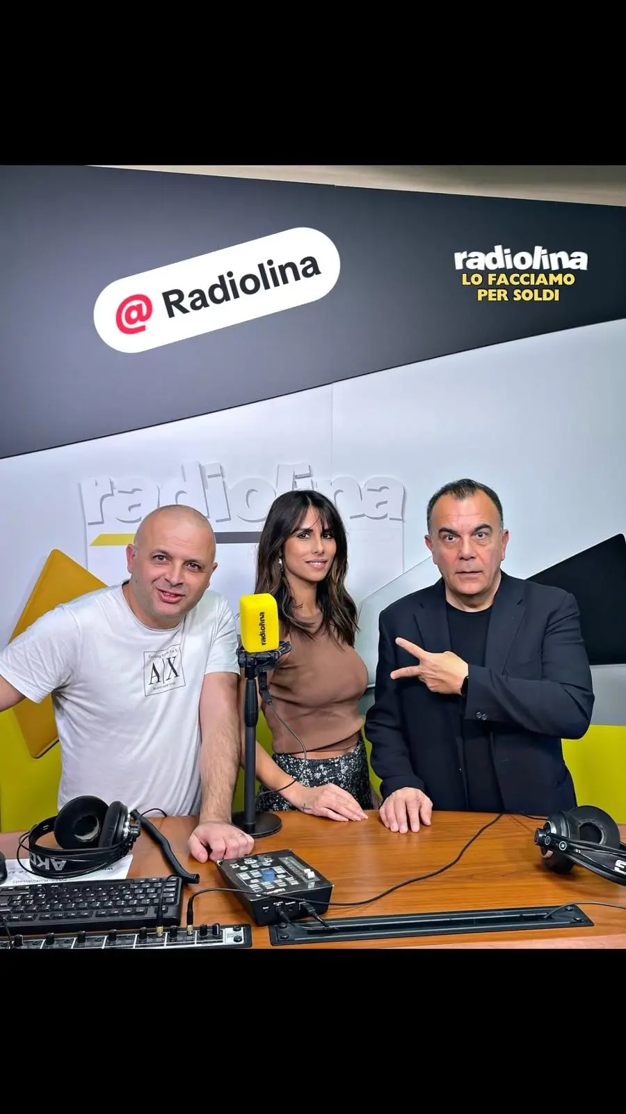 Da sinistra, Alessandro Pili, Giulia Masella ed Enrico Pilia durante la trasmissione &quot;Lo facciamo per soldi&quot; su Radiolina (foto concessa da Giulia Masella)