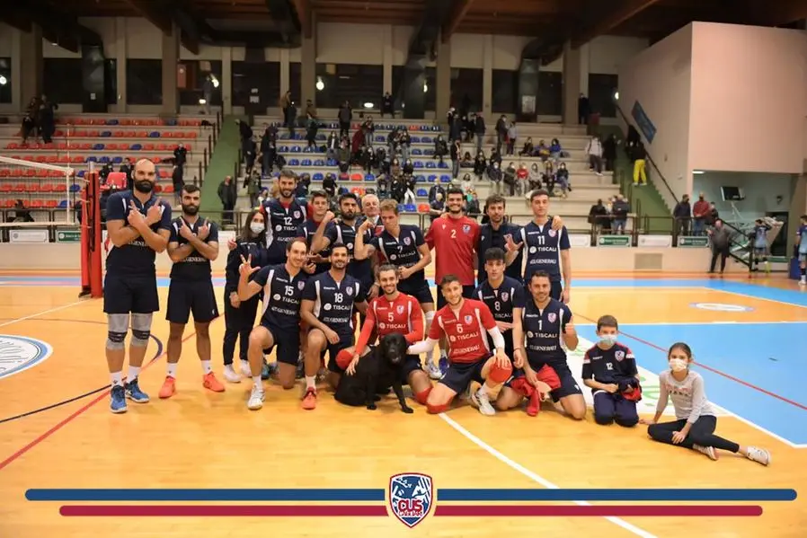 Il Cus Cagliari festeggia la vittoria nel derby contro l'Olimpia (foto di Andrea Chiaramida)