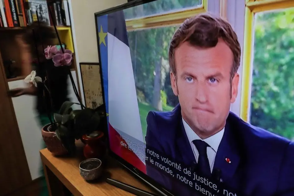 Il discorso televisivo di Macron (Ansa)