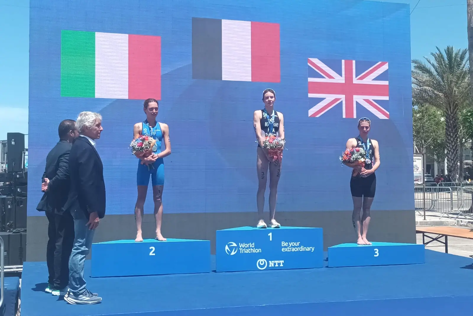 Le prime tre classificate premiate sul podio dal ministro Andrea Abodi (Foto Antonio Burruni)