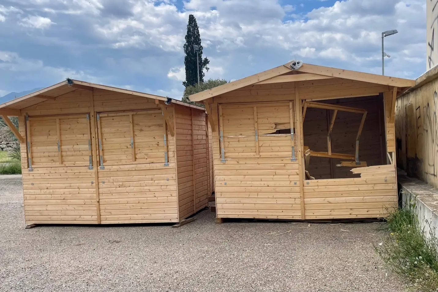 Le casette in legno vandalizzate a Muravera (foto Agus)