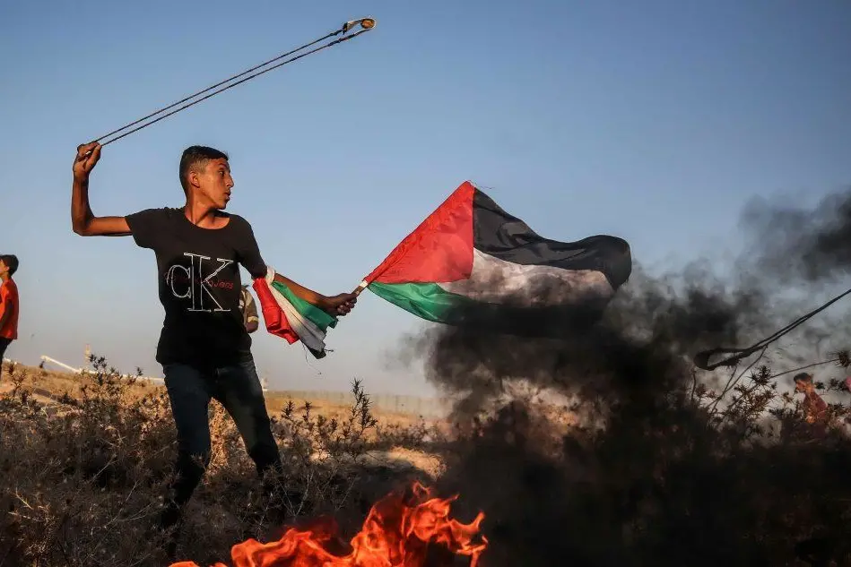 Un giovane palestinese durante gli scontri (Ansa)