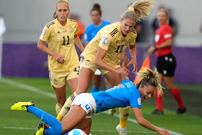 epa10078346 Martina Rosucci of Italy in action with Justine Vanhaevermaet of Belgium during the UEFA Women's EURO 2022 group D soccer match between Italy and Belgium in Manchester, Britain, 18 July 2022. EPA/ANDREW YATES
