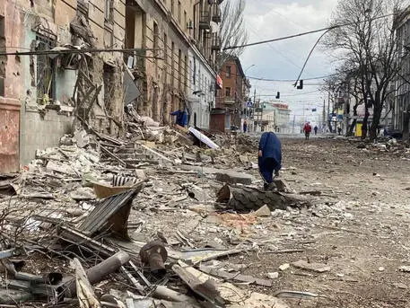 Immagini di bombardamenti a Mariupol, in Ucraina, nel periodo iniziale della guerra dopo l'invasione russa del marzo 2022