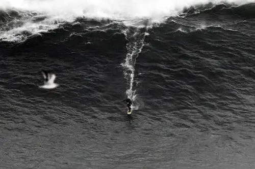 Andrew Cotton in surf sull'onda "perfetta"