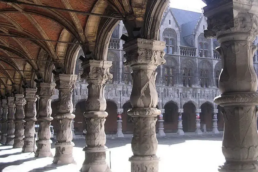 Il cortile del Palazzo dei Vescovi a Liegi, Belgio (fonte Wikipedia)