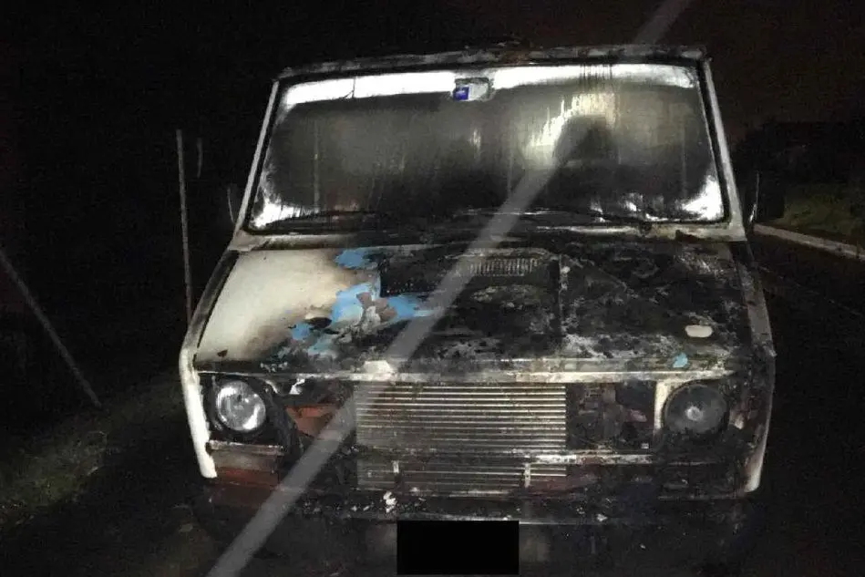 Il furgone incendiato