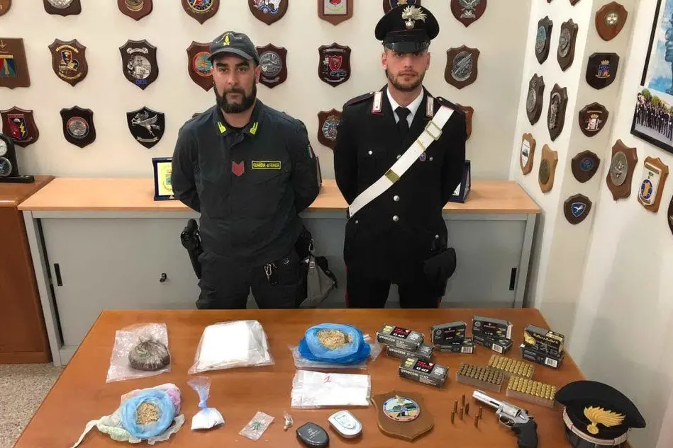 La droga, la pistola e le munizioni sequestrate (Foto carabinieri)