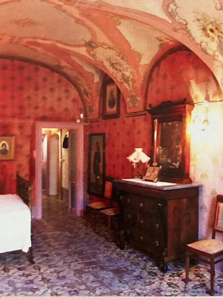 La camera da letto di Casa Deriu (foto archivio L'Unione Sarda)