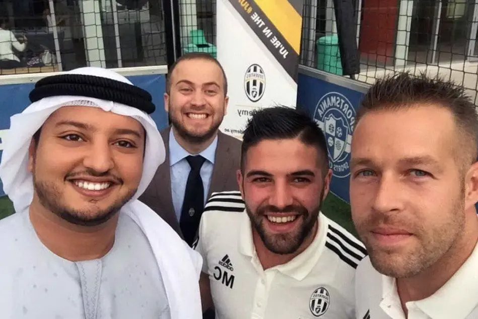 Marco Casula con la dirigenza della Juventus Academy di Dubai