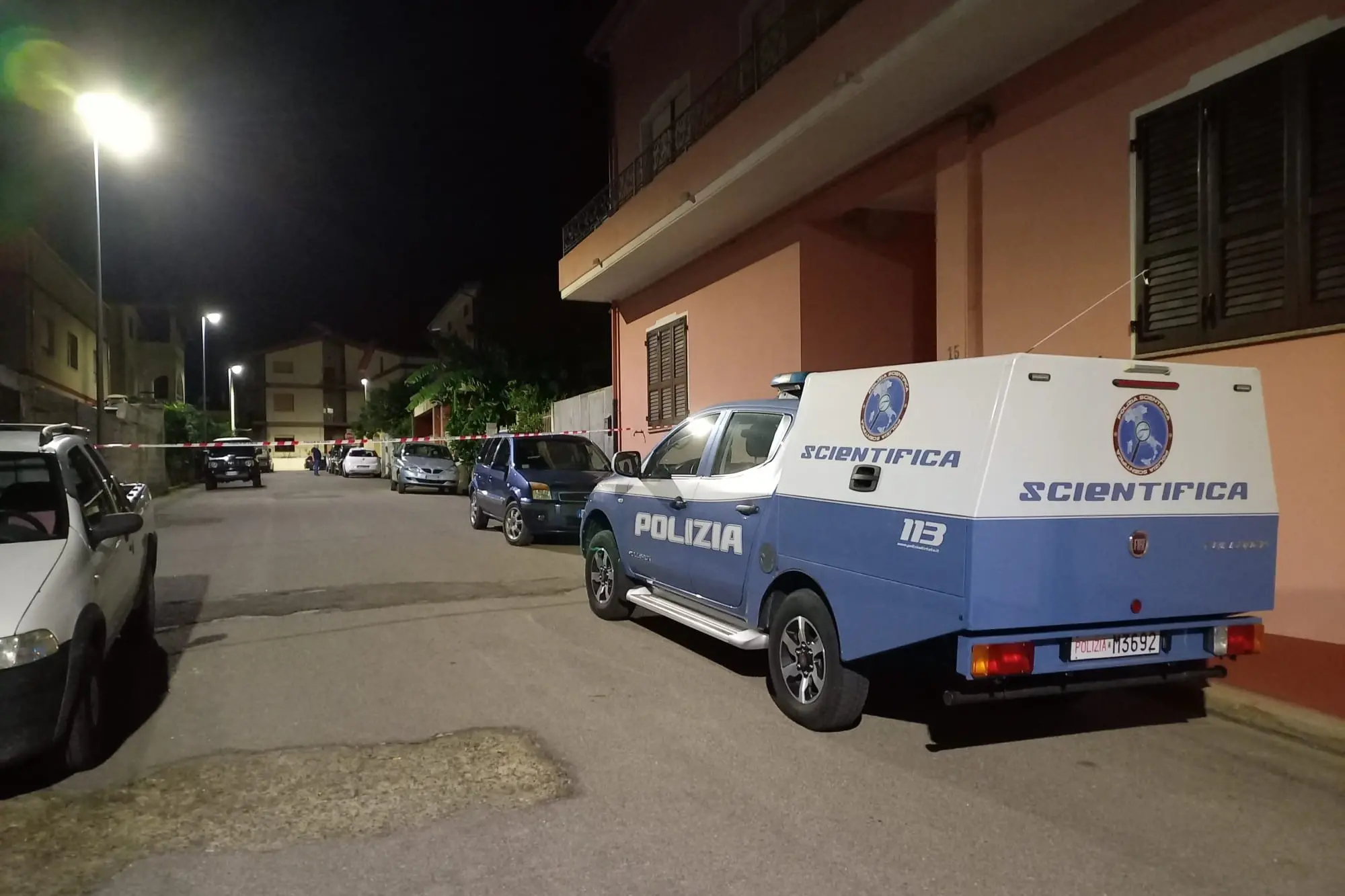 La Polizia Scientifica in via don Sturzo, a Domusnovas, di fronte alla casa dei Lancellotti (foto L'Unione Sarda - Farris)
