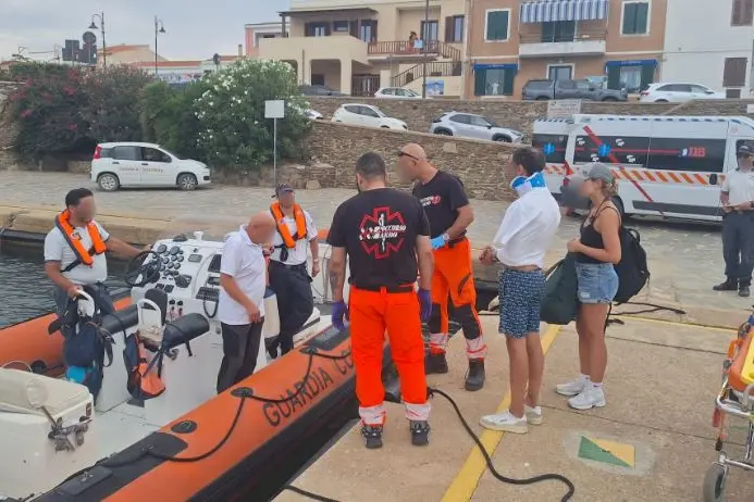 Il trasferimento del paziente al porto di Stintino (foto Guardia costiera)