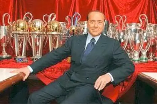 Silvio Berlusconi con i trofei vinti dal Milan