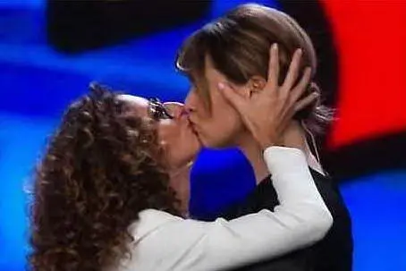 Il bacio fra Teresa Mannino e Paola Cortellesi