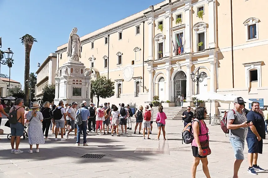 Oristano, un gruppo di turisti in piazza Eleonora (Foto simbolo)