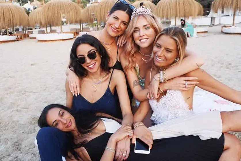Chiara Ferragni e le sue amiche a Ibiza