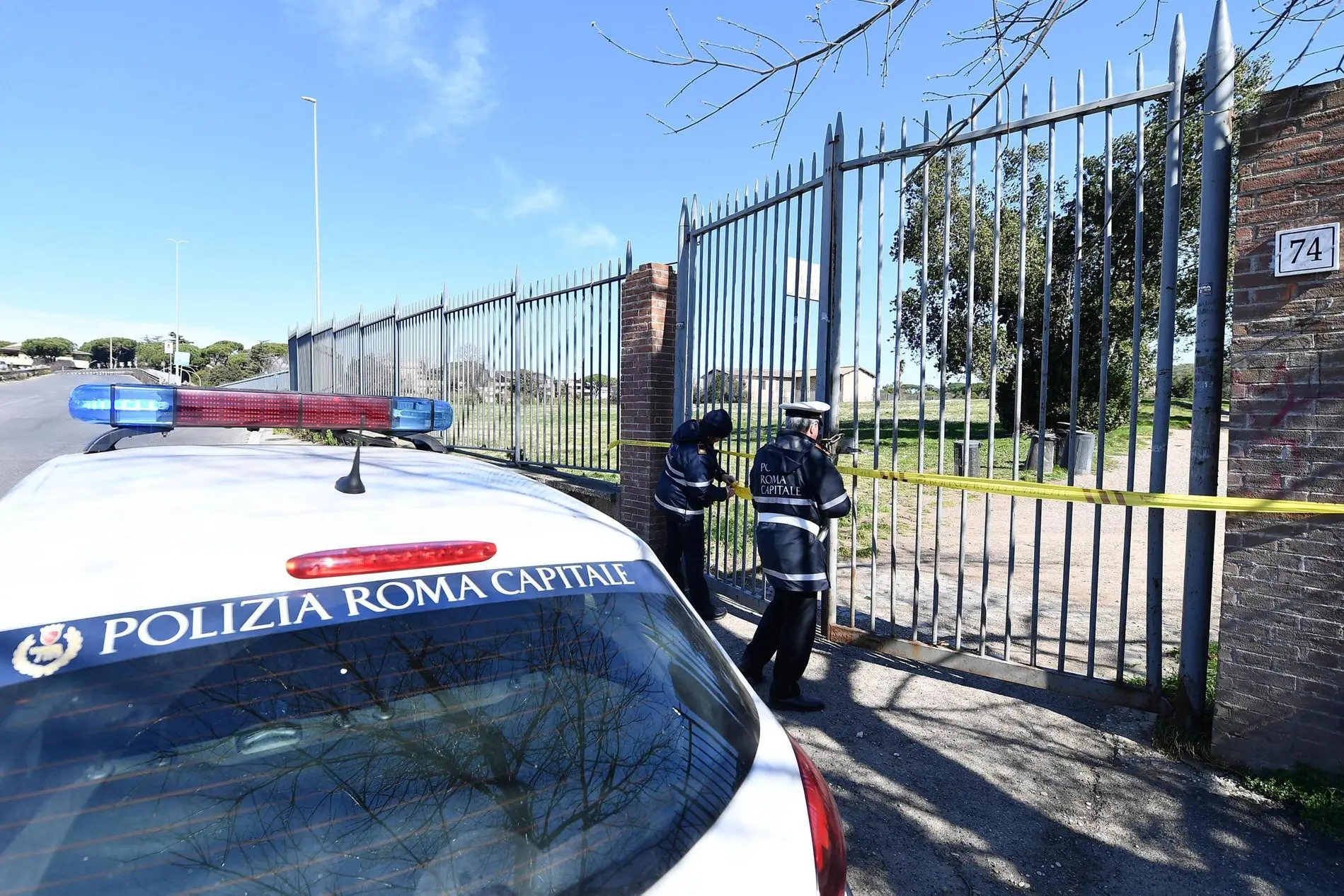 Una pattuglia della polizia locale chiude un cancello di Villa Doria Pamphili (Ansa)