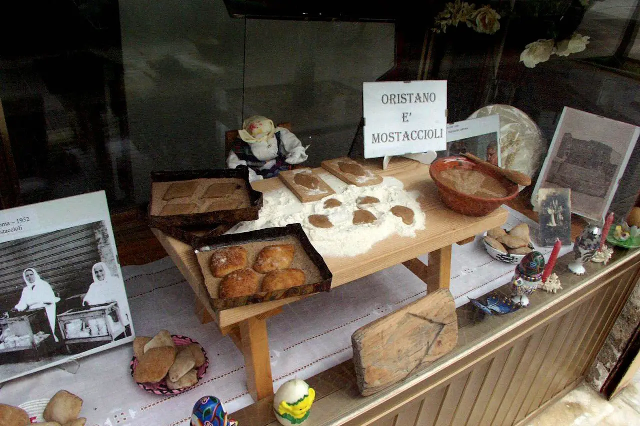 Oristano: una vetrina che pubblicizza i mostaccioli (foto Solinas)