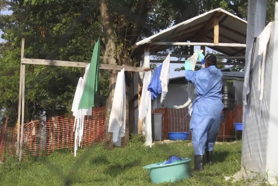 Misure sanitarie per contrastare l'ebola (Ansa)