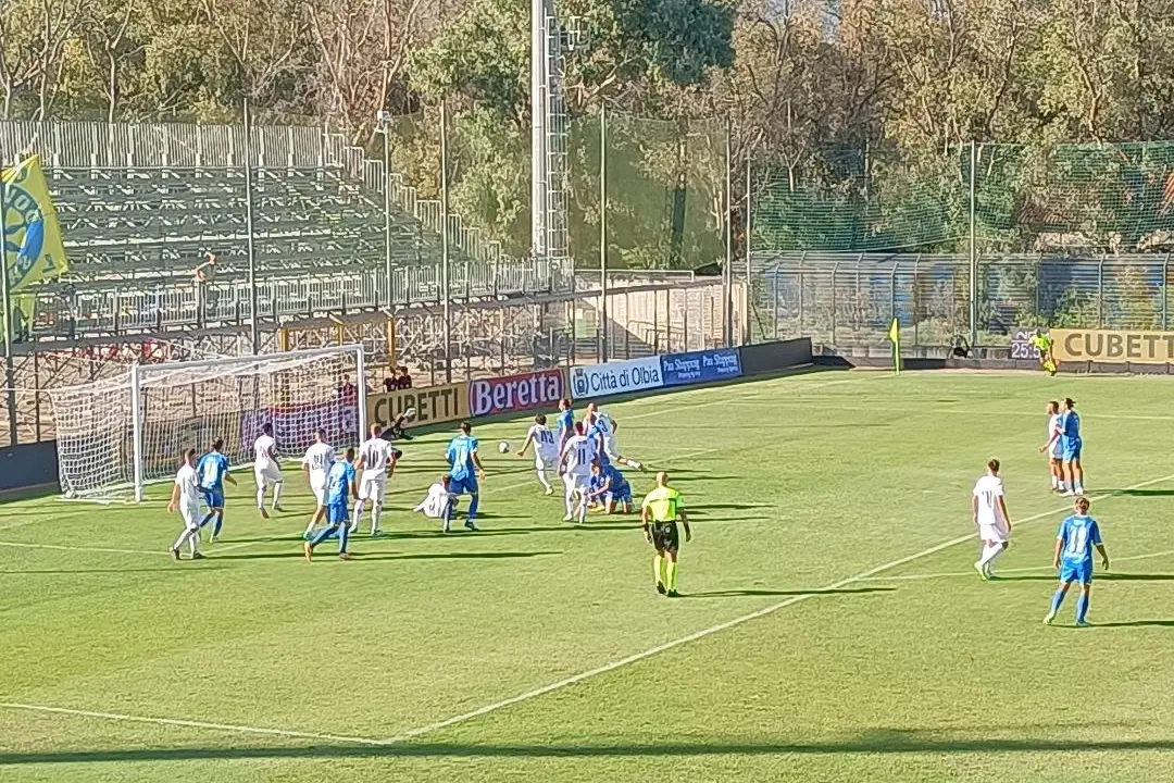 Un'azione del match tra Olbia e Carrarese, terminato 0-0 (foto Ilenia Giagnoni)