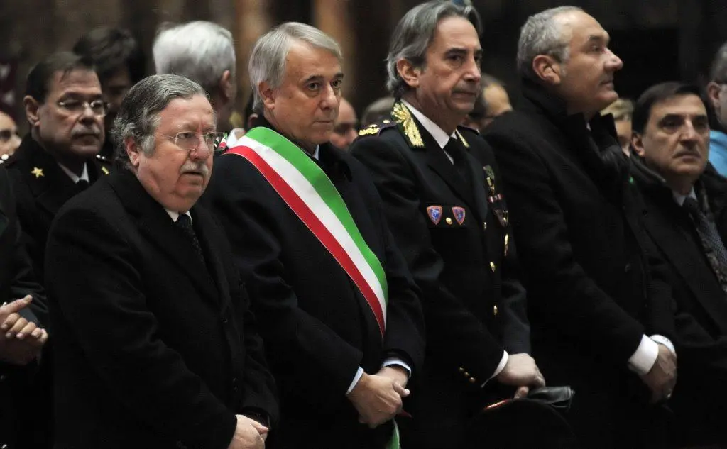 L'allora sindaco di Milano, Giuliano Pisapia, ai funerali di Savarino