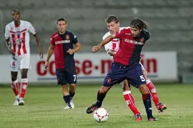 Conti si difende dall'attacco di un avversario dell'Ajaccio (foto Ac Ajaccio - G. Pierlovisi)