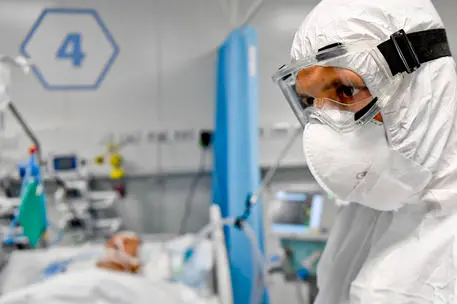 Terapia intensiva (foto Ansa)