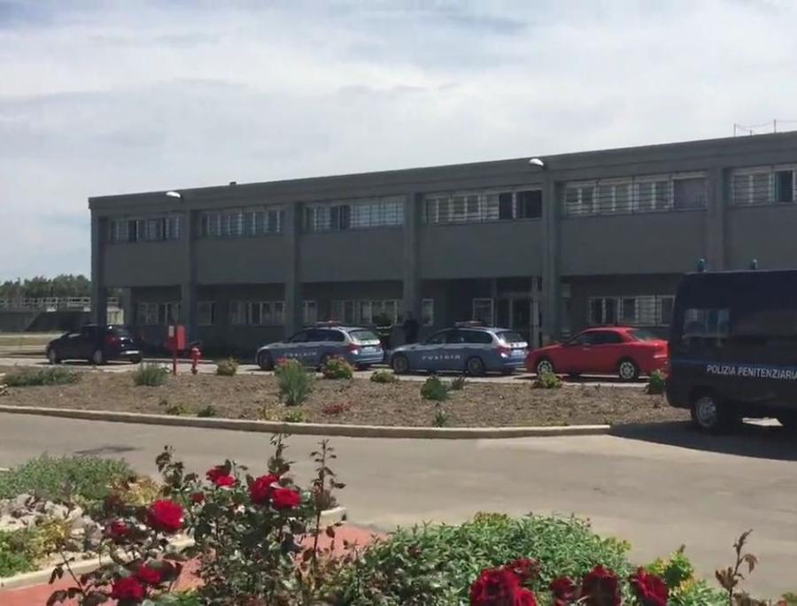 Detenuto sul tetto del carcere per protesta