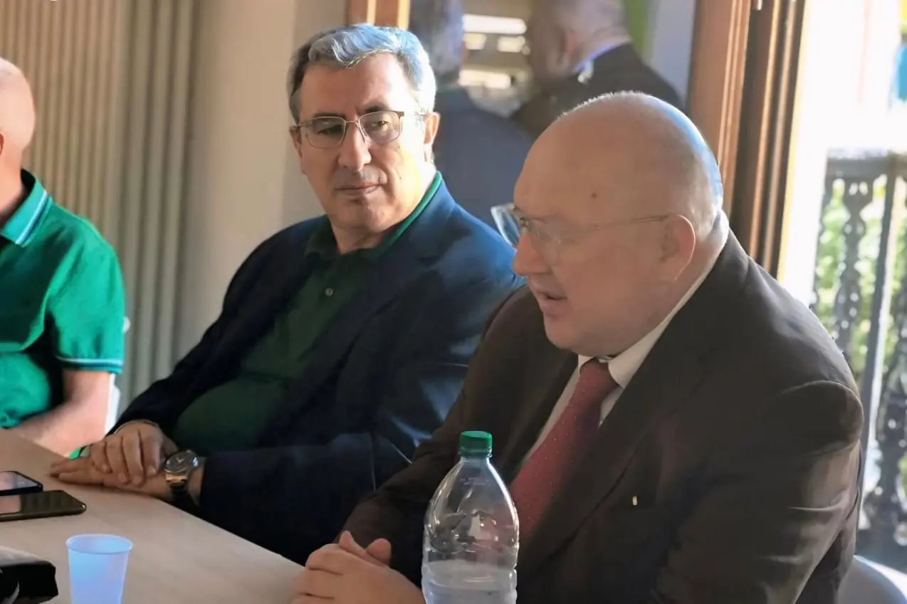 Il sindaco Umberto Oppus con il console Gabor Pinna