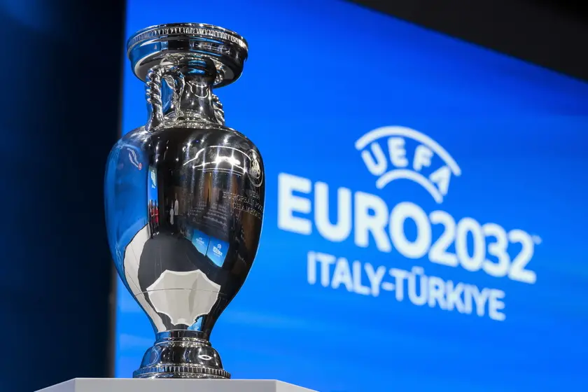 Euro 2032: il trofeo (foto ANSA/EPA)