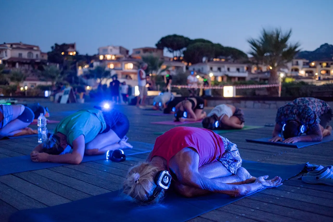 Evento yoga al Silent Sardinia Festival (foto Claudio Muzzetto)