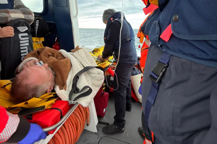 L'intervento di soccorso nella nave da crociera nel mare dell'Asinara (foto capitaneria)