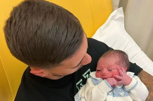 Mattia Zaccagni si coccola il piccolo Thiago (foto Instagram)