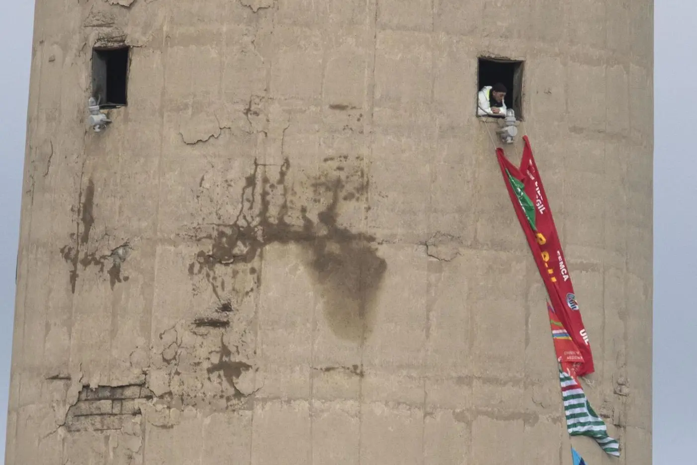 Lavoratori della Portovesme srl  asserragliati sulla ciminiera dell'impianto Kss a 100 metri di altezza (foto Ansa)