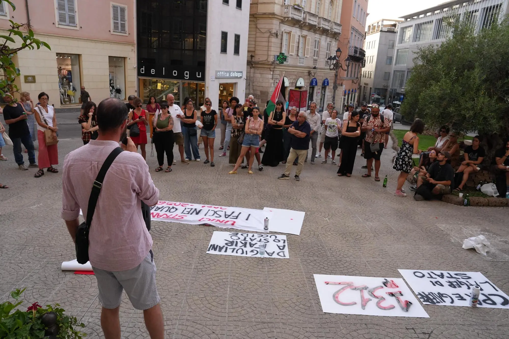 Manifestazione in piazza Azuni