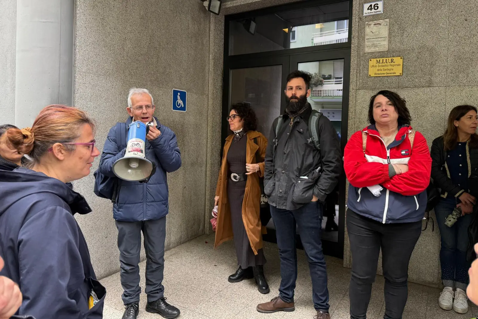 Andrea Degiorgi (con il megafono)