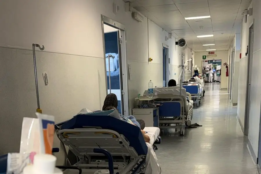 Cagliari, le barelle nel corridoio di Medicina 1 (foto NurSind)