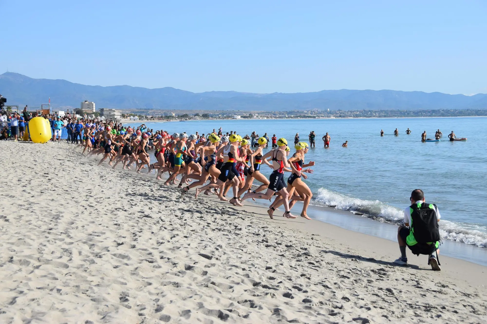 La partenza della gara femminile dalla spiaggia del Poetto (L'Unione Sarda - Melis)
