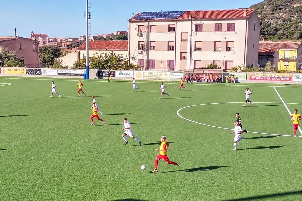 Una fase di gioco di Calangianus-Alghero di ieri (foto Pischedda)