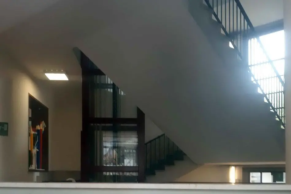 La tromba delle scale della scuola Pirelli di Milano (Ansa)