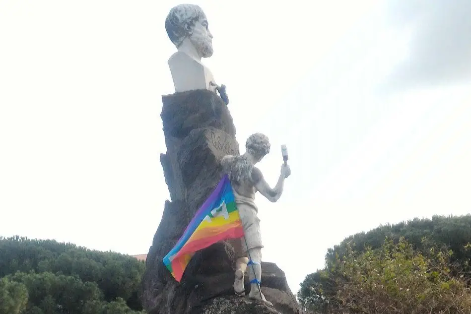 Il monumento a Quintino Sella con la bandiera