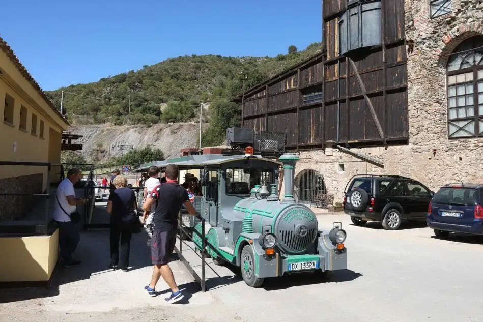 Il trenino che accompagna i visitatori all'interno del Villaggio minerario