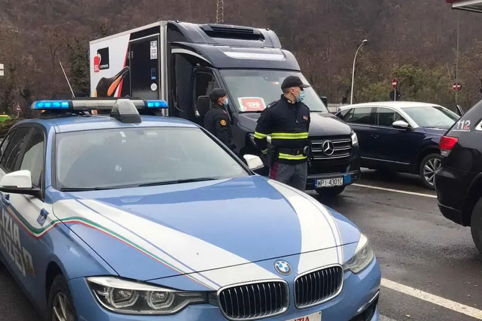 La scorta al Brennero (foto Polizia stradale)