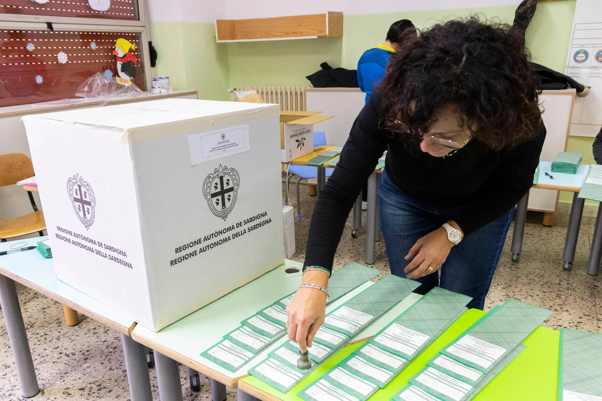 Operazioni di allestimento dei seggi in corso (Fabio Murru)